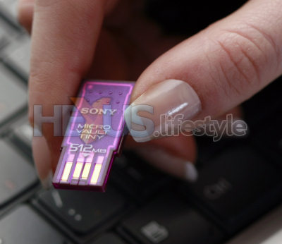 Sony MICRO VAULT Tiny 512MB in hand